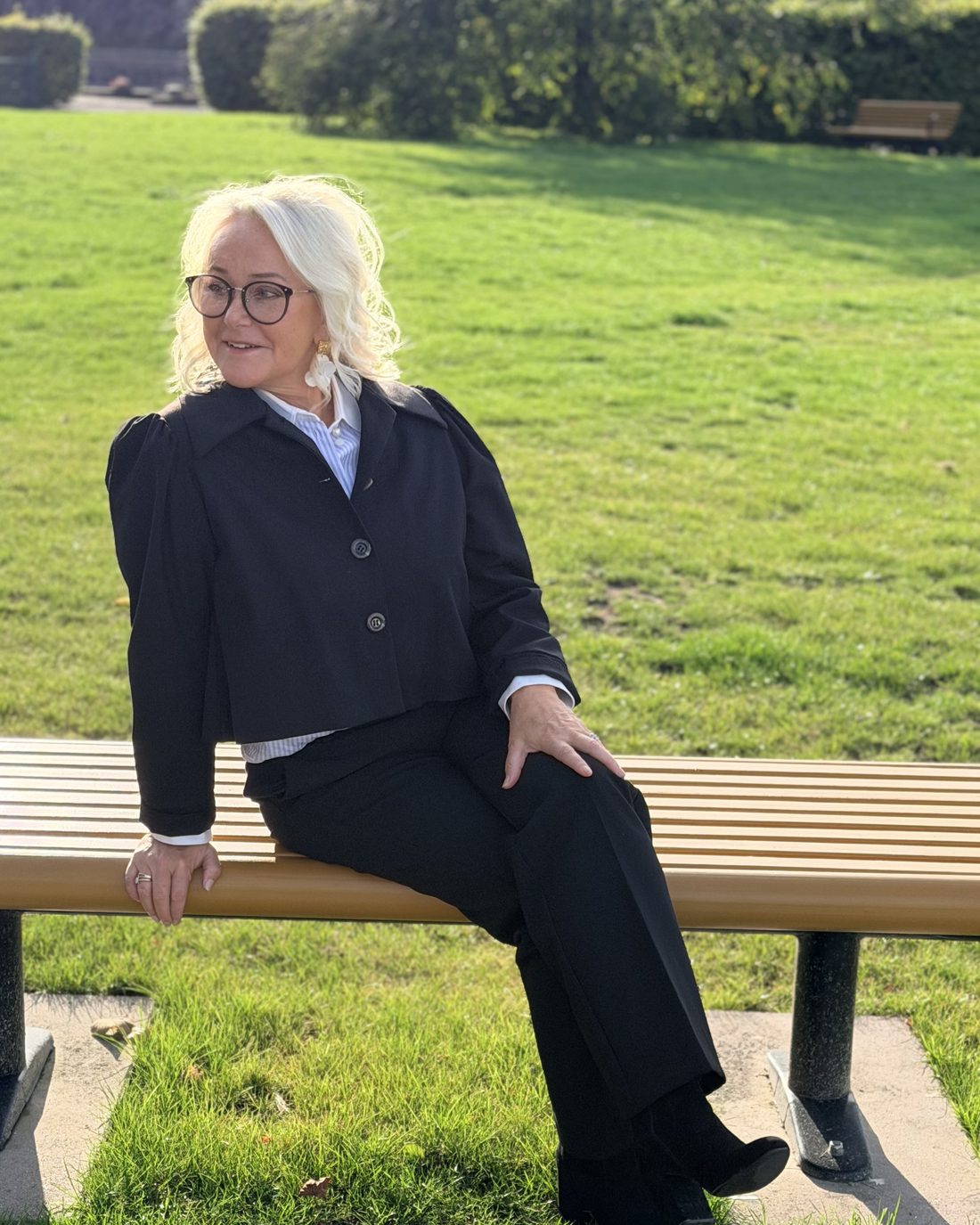 Torun Nordskaug sitter på en benk i parken
