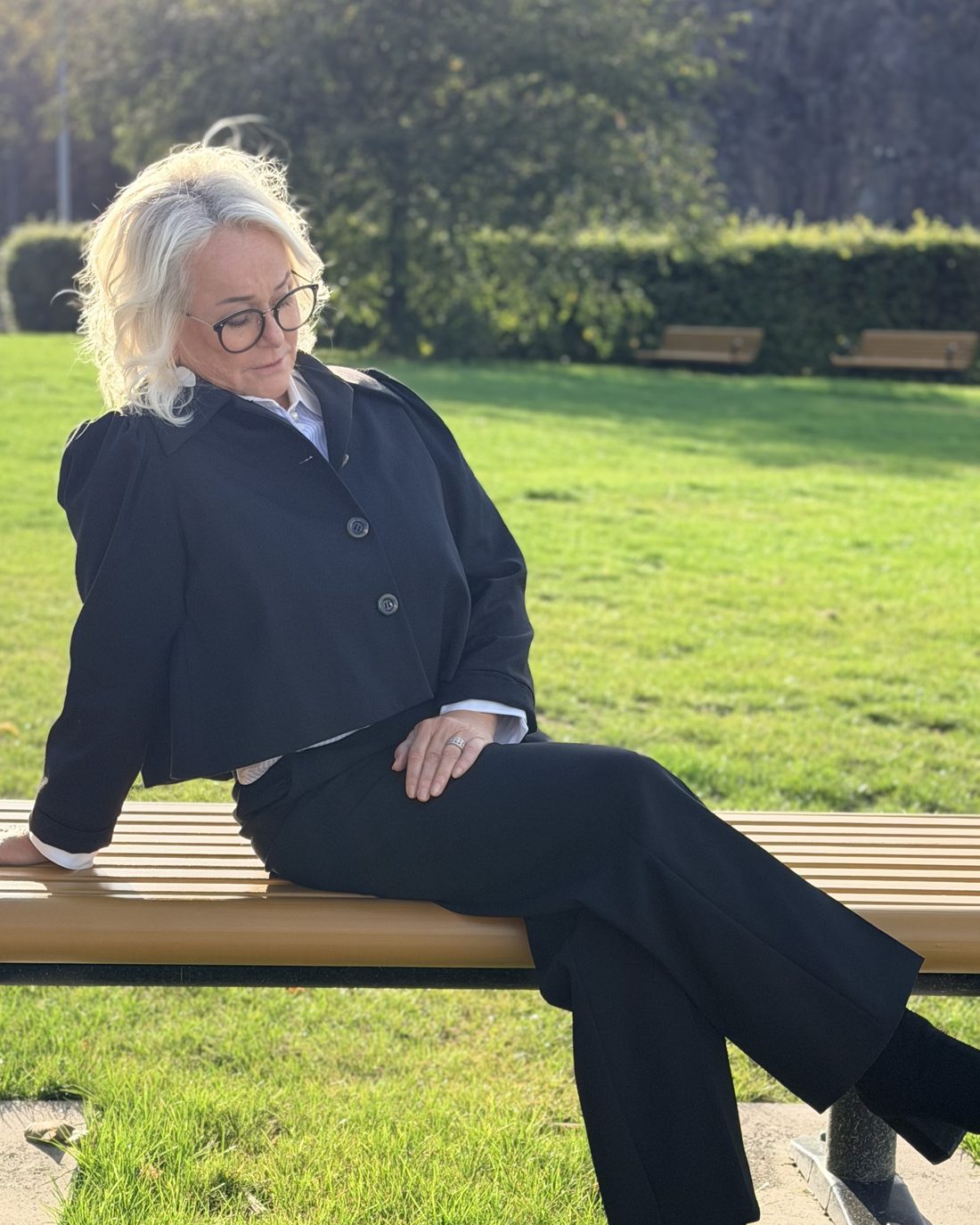 Torun Nordskaug sitter på en benk og tenker
