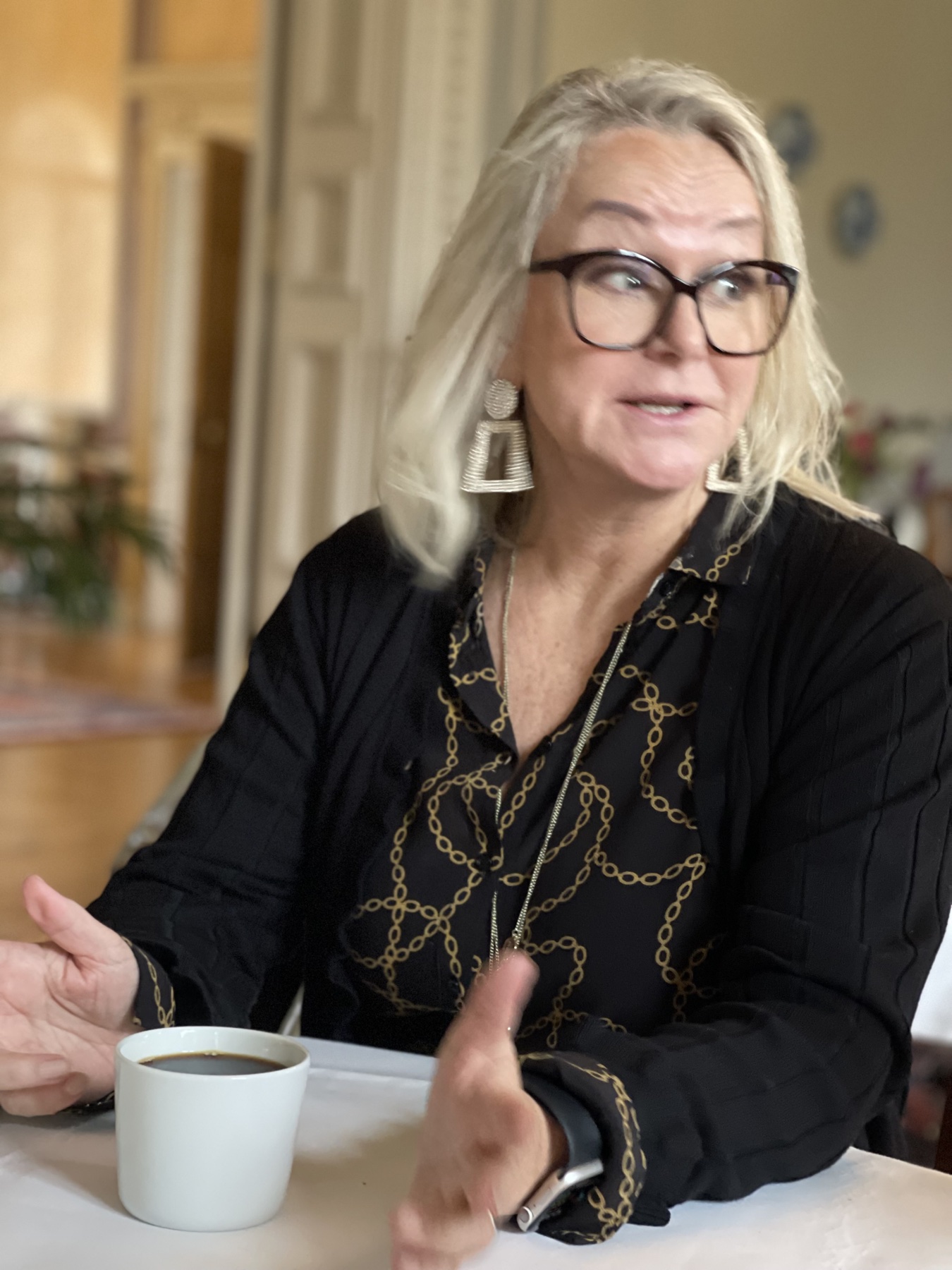 Torun Nordskaug i samtale ved et bord